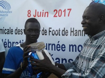 The president of the Mundus maris Club Senegal awarded the trophies but especially food to the recipients. 